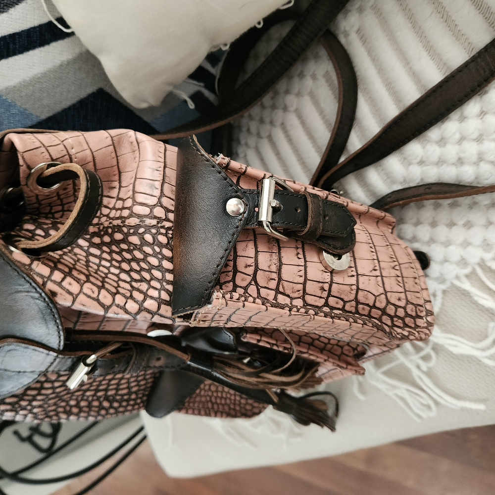 Elegant Pink Crocodile-Embossed Women's Bag